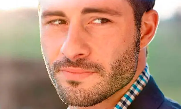 Circle Beard With Stubble